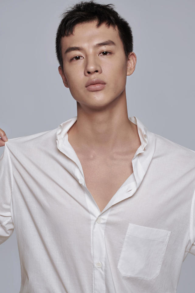 随着青春剧情电影《少年的你》热映,扮演"郑易"警官的尹昉凭借又帅又