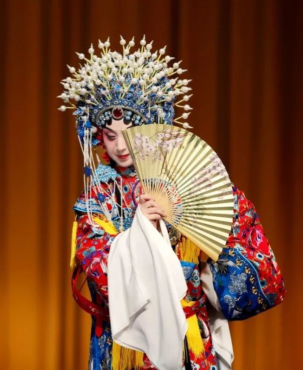 梨花落,春入泥……"从一曲脍炙人口的《梨花颂》红遍大江南北,到根据