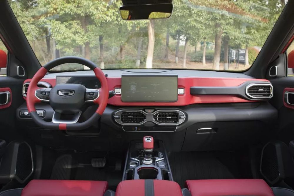 概念车concept icon的内饰设计元素同样得到了一定程度的延续,吉利