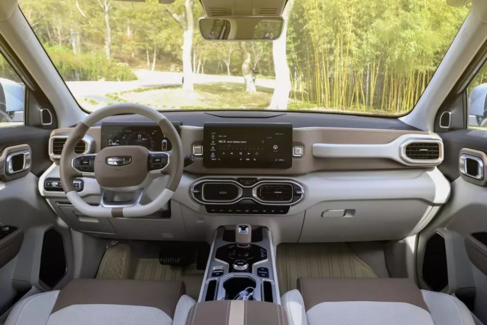 概念车concept icon的内饰设计元素同样得到了一定程度的延续,吉利