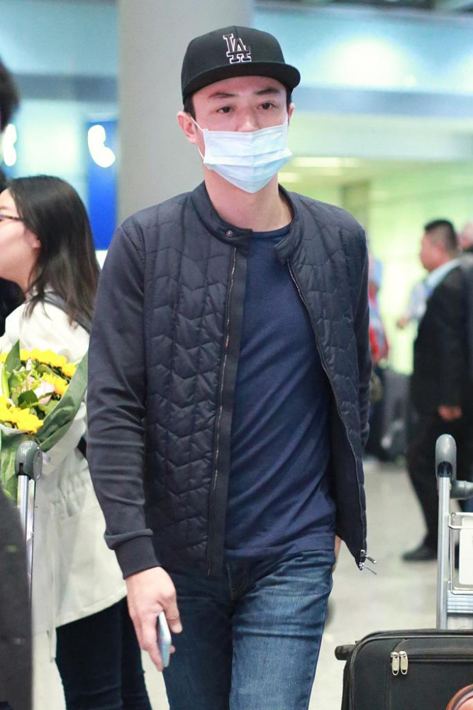 霍建华现身机场依旧是老干部打扮,穿着保暖造型随性