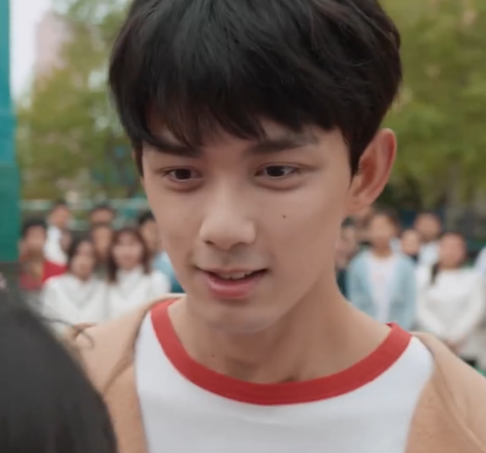 张子枫和吴磊在学校操场拥抱,身高差太甜,同学