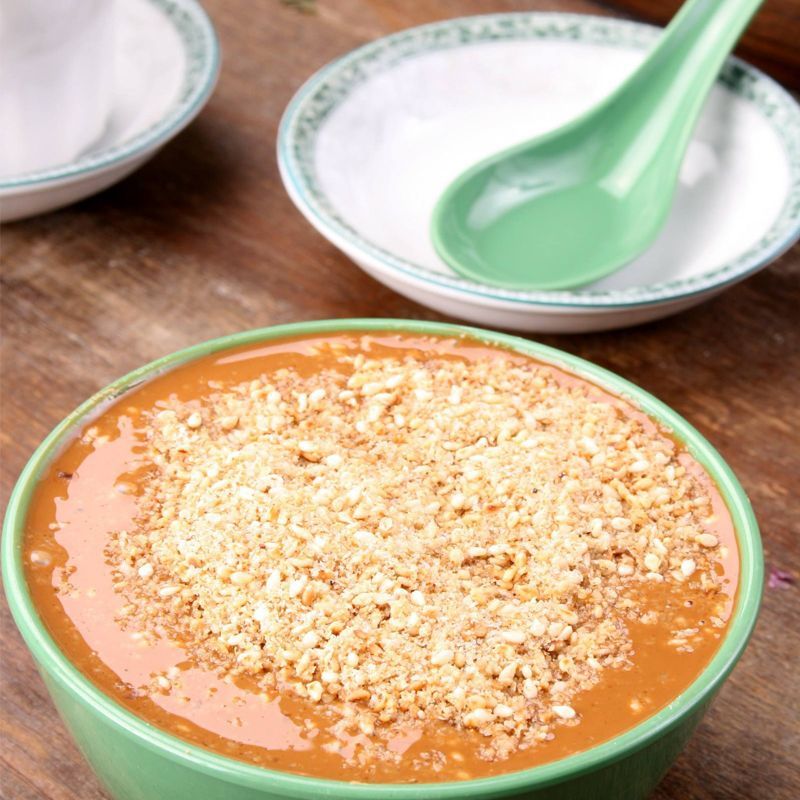 油茶 油茶是北京地区汉族传统小吃中的滋补佳品,它是用面粉放入锅内炒