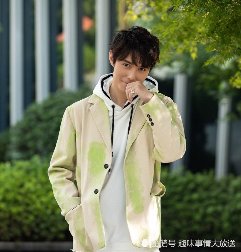 还记得《铠甲勇士》雪獒铠甲吗?如今晒近照帅到无可挑剔,心动了!