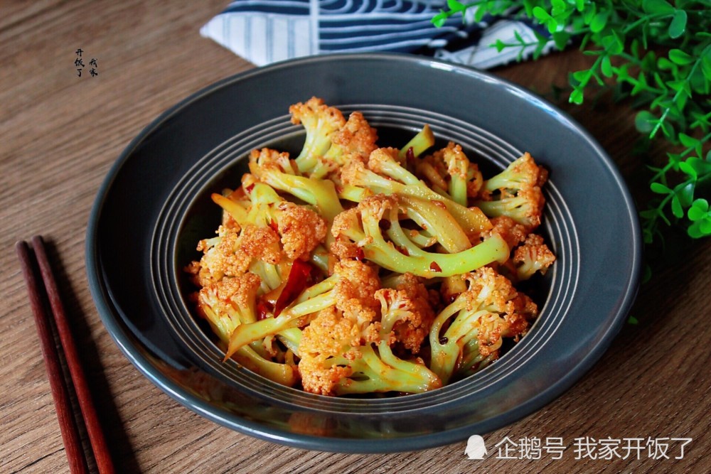 菜花是點單率較高的菜品,每個店家在輔菜的搭配上都略有不同,有放蒜苗