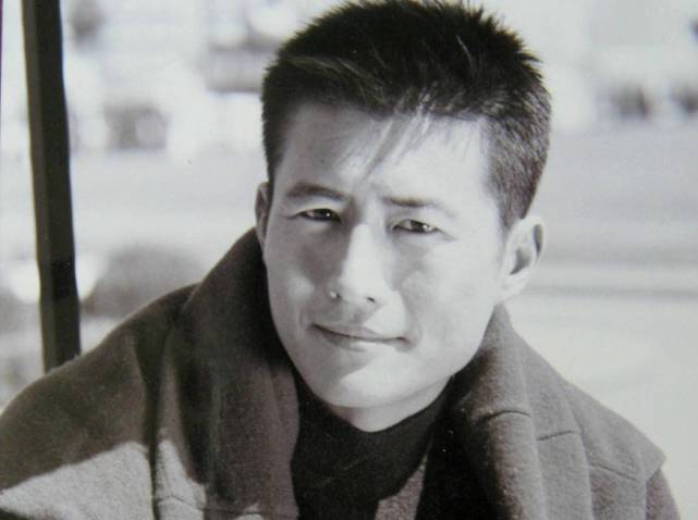 比如在《爱情滋味》中,他演的陆子建是电台主播,他被袁泉演的赵晨深爱