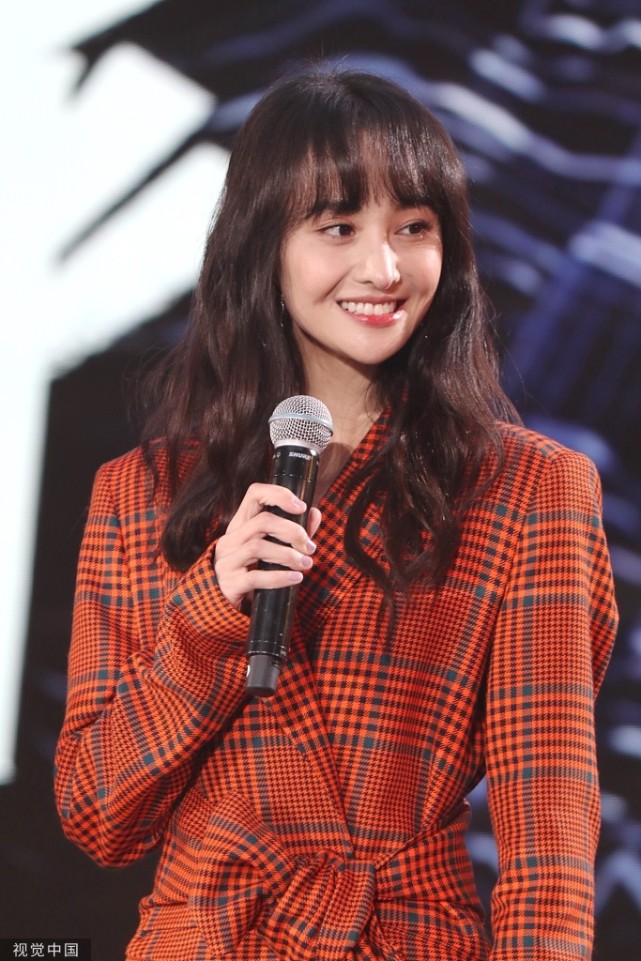 郑爽穿红色格子风衣高调现身活动泡面头初恋脸漫画腿魅力十足