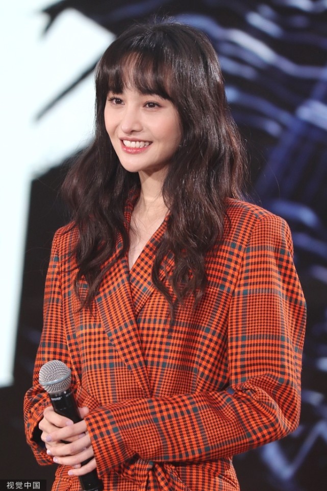 郑爽穿红色格子风衣高调现身活动泡面头初恋脸漫画腿魅力十足