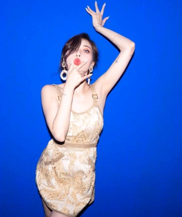 泫雅新专辑风格大胆,穿金色蕾丝吊带裙秀纤细美腿,眼妆亮点十足