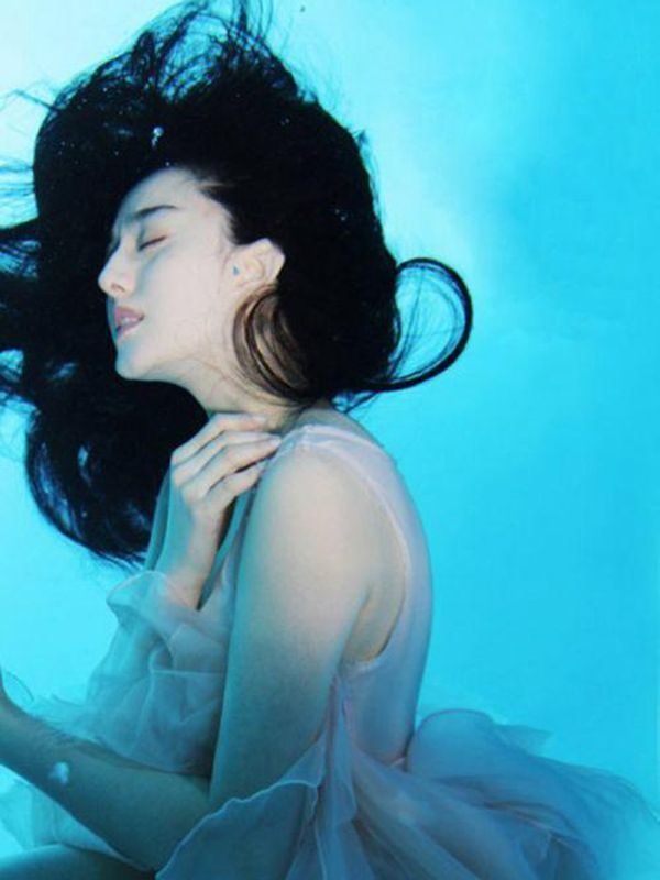 拍摄过"水下照片"的女星,倪妮唯美,艺昕可爱,颖宝太梦幻!