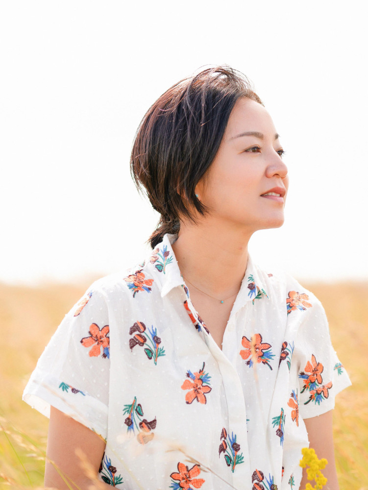 41岁阿雅晒美照不装嫩,穿碎花衬衫侧颜轮廓精致,少女感来得真实