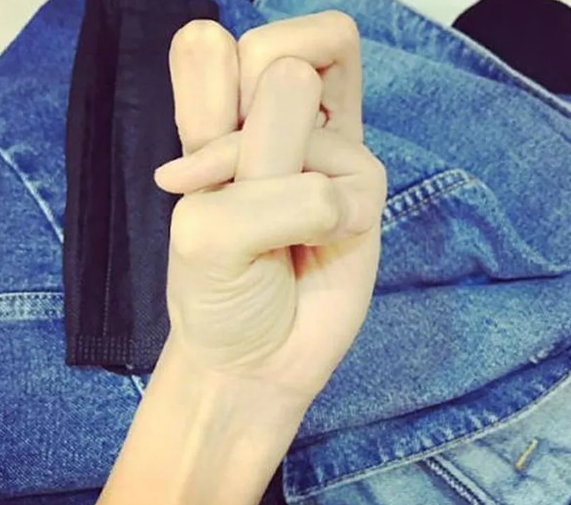 明星的高难手势!张一山"秋水誓"不算啥,赵露思的比心几乎没人能做到