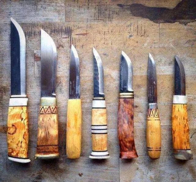 在芬兰,有身份和地位的男子都喜爱在腰间红色佩带上挂一把芬兰刀,显得