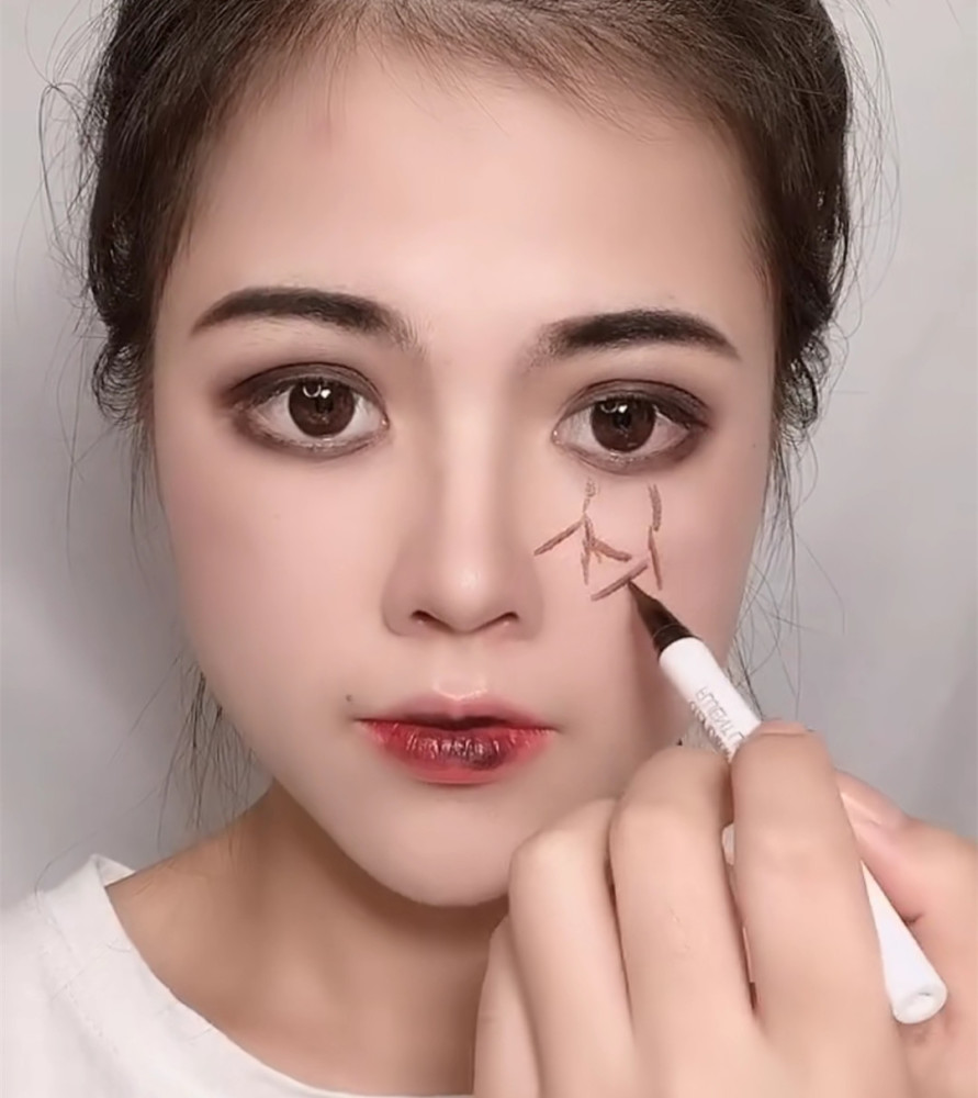 美术生用一支黑口红画全妆,开局:指责浪费,结局:给你跪了