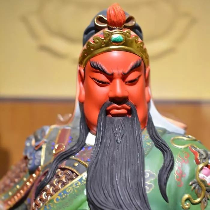 影视剧中的形象,甚至于游戏动漫中,关公都是一张红脸,可见关羽丹凤眼