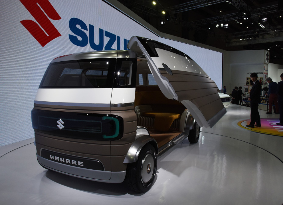 小车王铃木真有一套推出鸥翼门面包车内部像大客厅