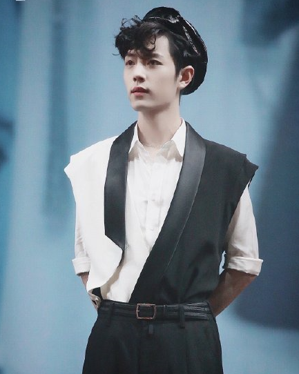 肖战戴帽子出席活动露出来的刘海为整个造型加分不少最闪亮的星