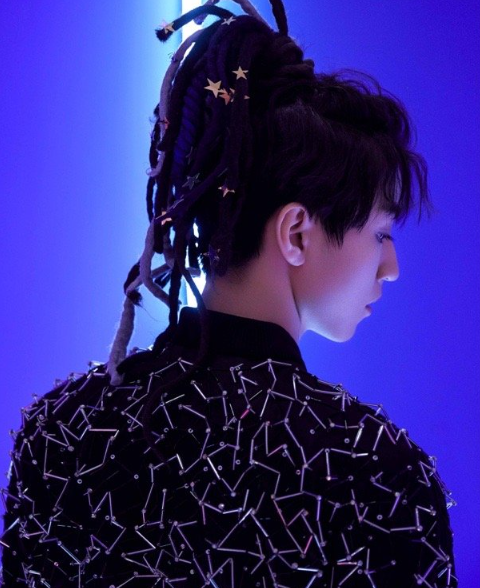 王俊凯脏辫出场绑头发的丝带颜色引热议这算是另类宠粉