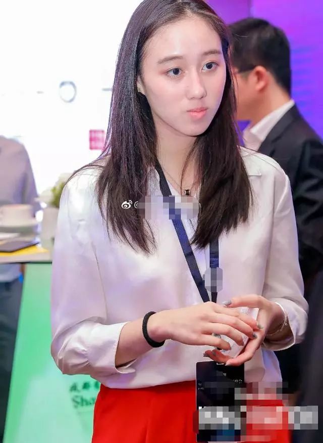 何猷君妹妹近照曝光,有点地包天,网友:长残了吧?