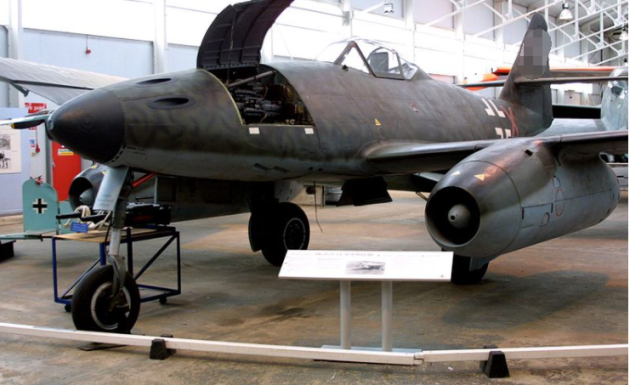 (如今在博物馆里的me262战斗机,战后幸存的文物不多,非常宝贵)