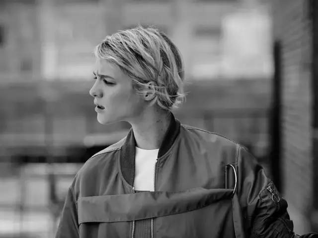 或许有人看着眼熟,她正是之前《黑镜》第三季《圣朱尼佩罗》一集中的