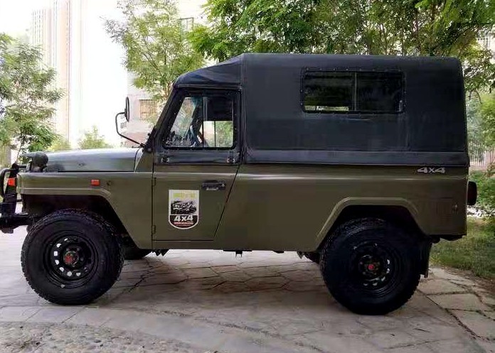 北汽bj212八座运兵车,外观硬派媲美牧马人,内饰严谨实用