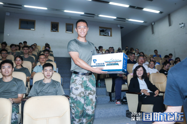 深圳舰实习舰长潘兰波,深圳舰反潜部门声抗兵单锐超,结合自己的亲身