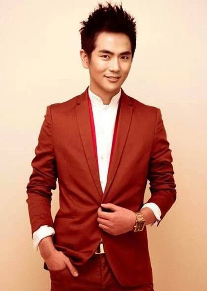 娱乐圈少有的学霸男神,张晓龙的多个身份都被观众所熟知,舞者,演员