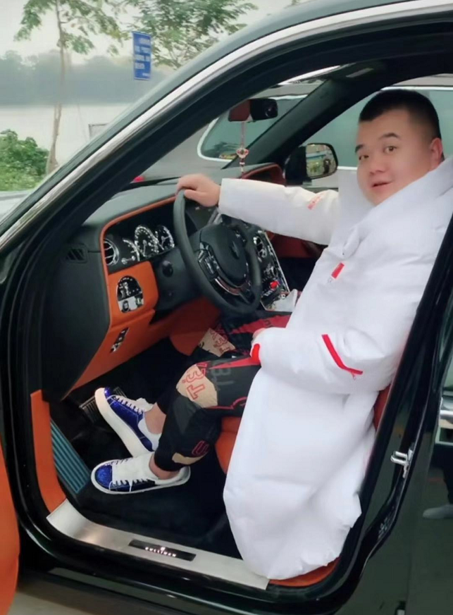 三个开库里南的网红,二驴的车,小伊伊的车成婚车,他才是真正拥有者