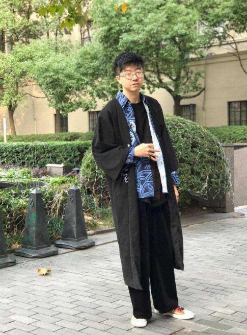 别说那会李诞还挺瘦,看起来蛮清秀,配合着182的身高,还真有一点小鲜肉