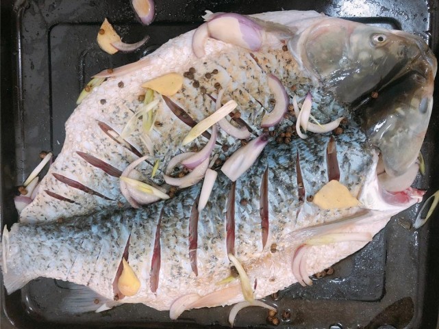 在家用烤箱做烤鱼烤鸡比店里买的还好吃而且干净又实惠