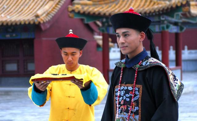 想好计策的和珅,先让同样身为武将的弟弟和琳参了福康安一本,乾隆也