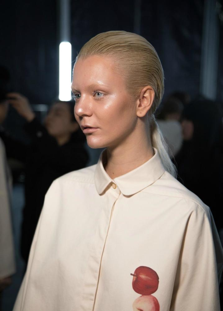 眼波流盼的美眸优雅中有一丝调皮