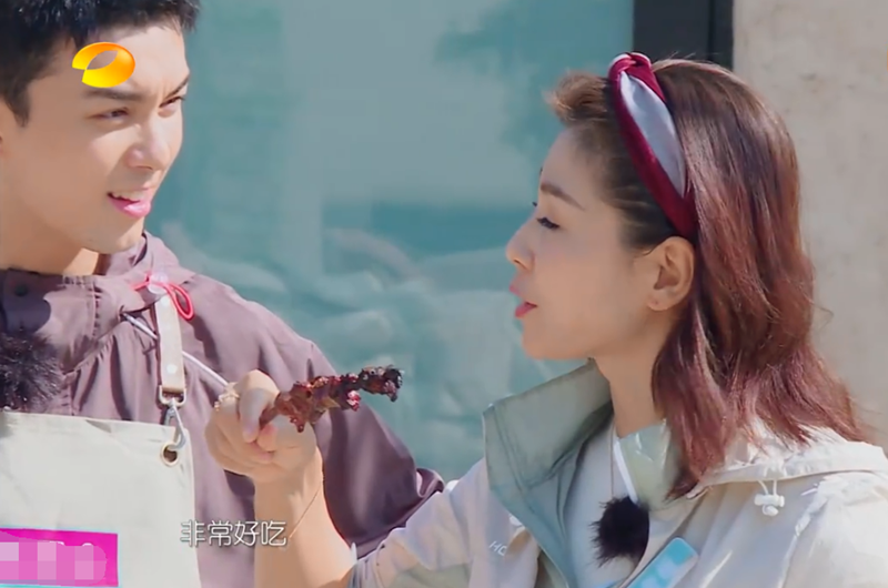 刘涛吃吴磊的烤肉,一直夸赞非常好吃,马天宇吃一口就吐在垃圾桶