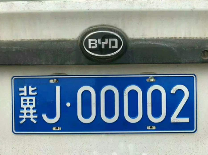 交警提醒广大车主汽车车牌上只装4个固封螺丝直接扣12分