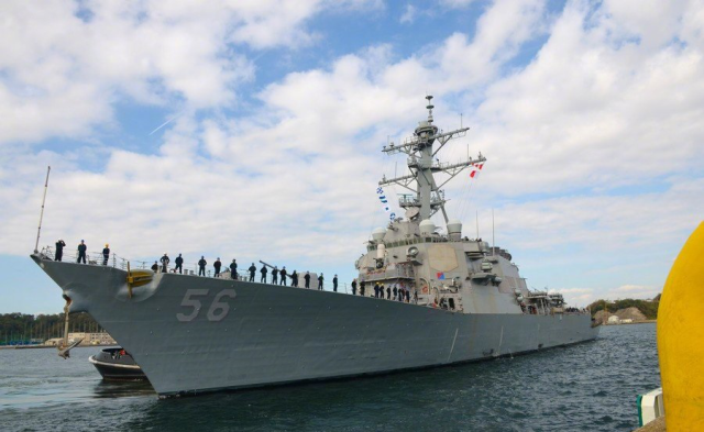 图为维修好的"约翰·麦凯恩"号驱逐舰