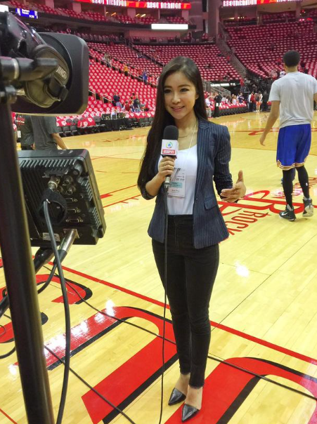 nba最红的女主播32岁周玲安穿职业装展示大长腿显高挑身材