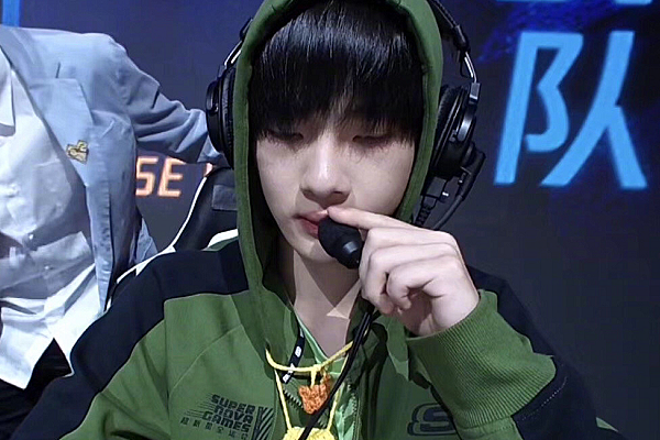 周震南穿绿色卫衣出席节目,当镜头拍到他戴帽子时,有点潮流