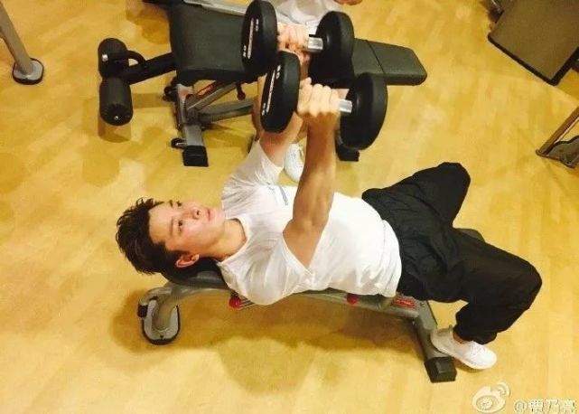 撸铁练肌肉,自然也是少不了的.拳击,羽毛球.这是打算往运动上发展吗?