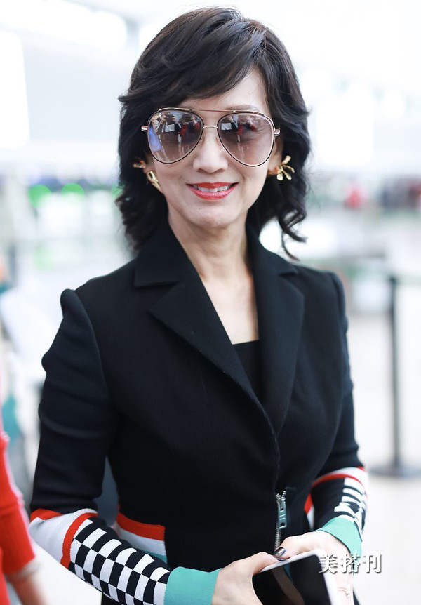 除了搭配,赵雅芝当天还化着精致的妆容,淡妆红唇,清新有气色,一点都不