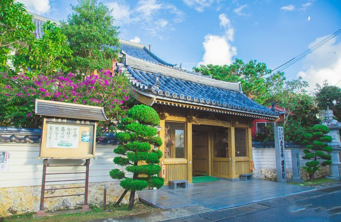 大厦外墙砖脱落成隐患责任谁来担 律师这么说 上游新闻汇聚向上的力量