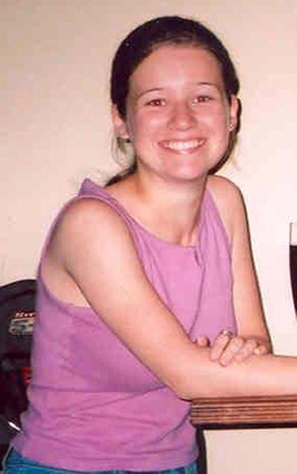 女法医为破获连环谋杀案爬进地板下验尸,称自己也感到恐怖