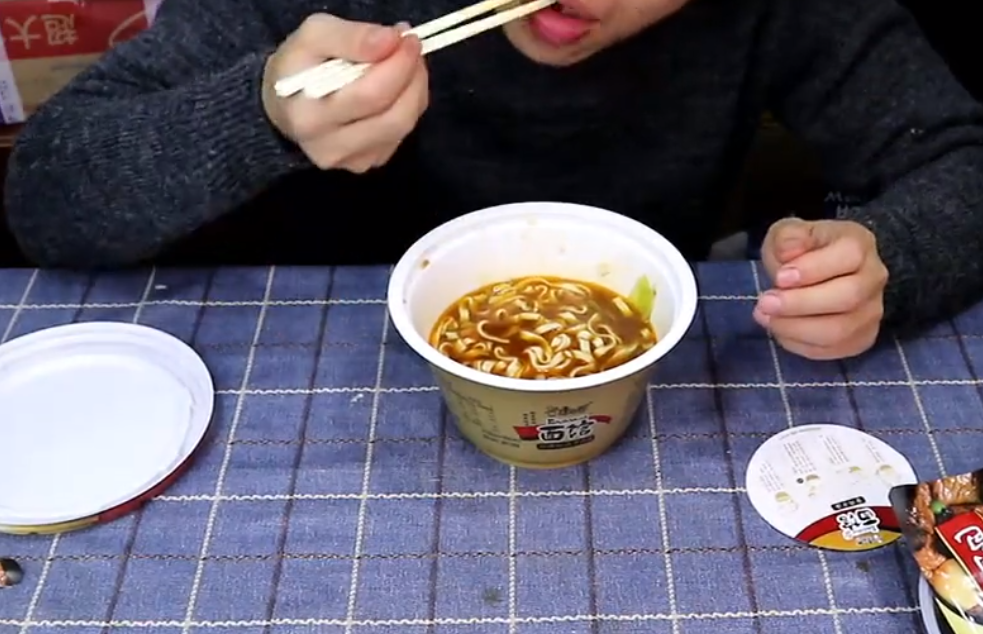 男子试吃康师傅正宗牛肉面,一桶售价54块钱,你们觉得值不值