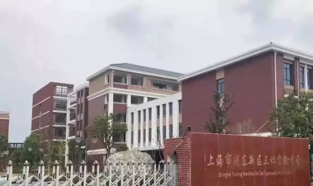 附近有9所幼儿园(听潮艺术幼儿园),8所小学(南汇外国语小学,逸夫小学)