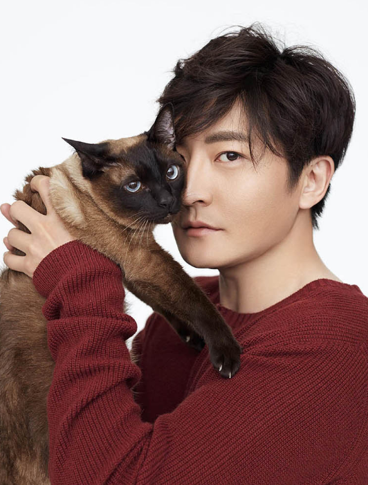 郭京飞冬日与喵星人互动真是暖化人心