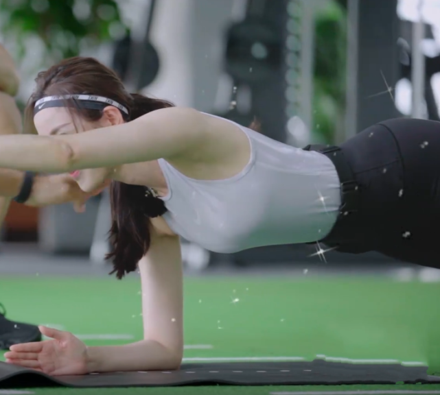 张天爱为求夸赞,健身房举铁,当她扛着杠铃起身那一刻,真羡慕了