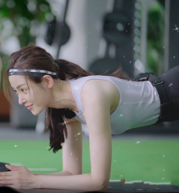 张天爱为求夸赞,健身房举铁,当她扛着杠铃起身那一刻,真羡慕了