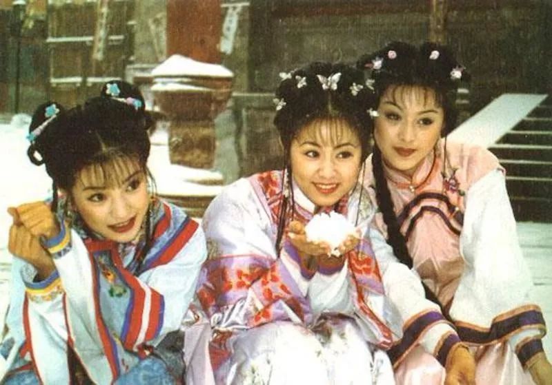 《还珠格格》剧组20年后重聚:柳青柳红认不出,赵薇成人生大赢家