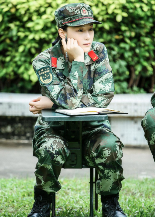 有种"军嫂"叫张馨予穿军装,回部队看望警犬,第1条热评更亮眼!