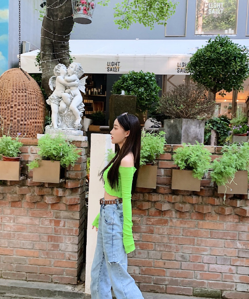 夏诗洁身穿绿色上衣,散发青春气息